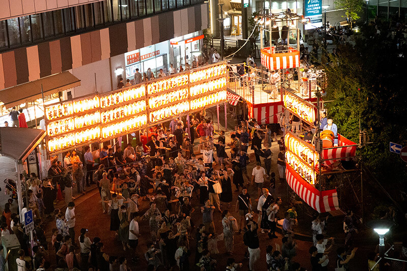 ロータリーを中心に広がる踊りの輪