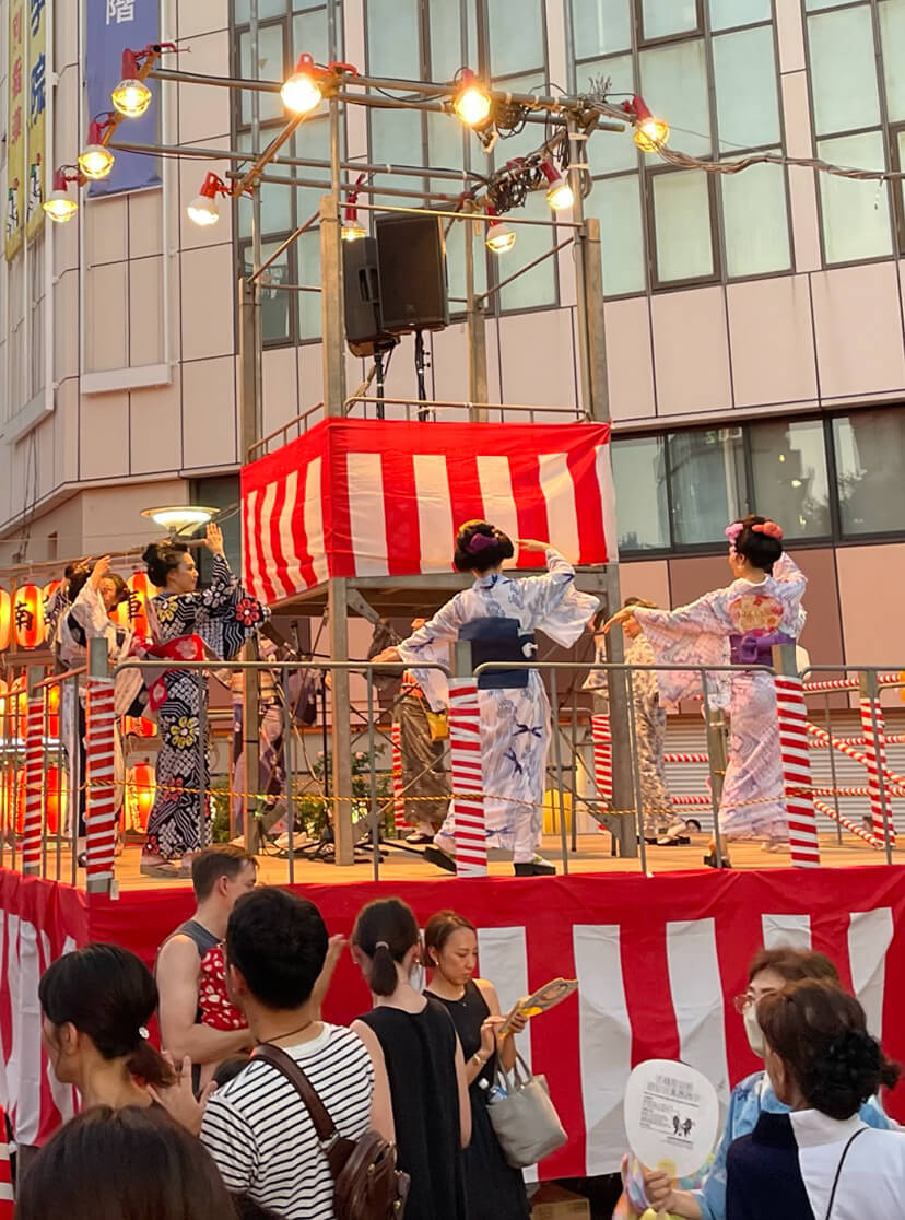 盆踊りの様子